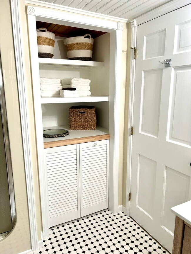 Building Photo - Home on East Bay – Impeccably Furnished Off-Season Retreat