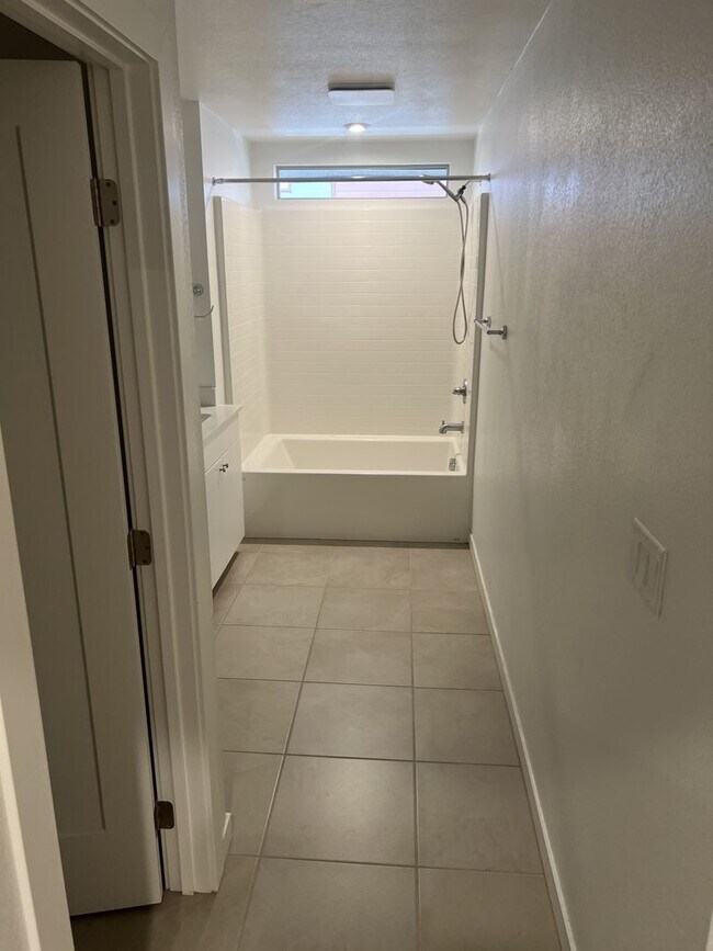 Building Photo - A Fabulous 2 Bedroom, 2 Bathroom townhome ...