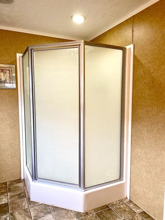 Building Photo - Quiet home in the country