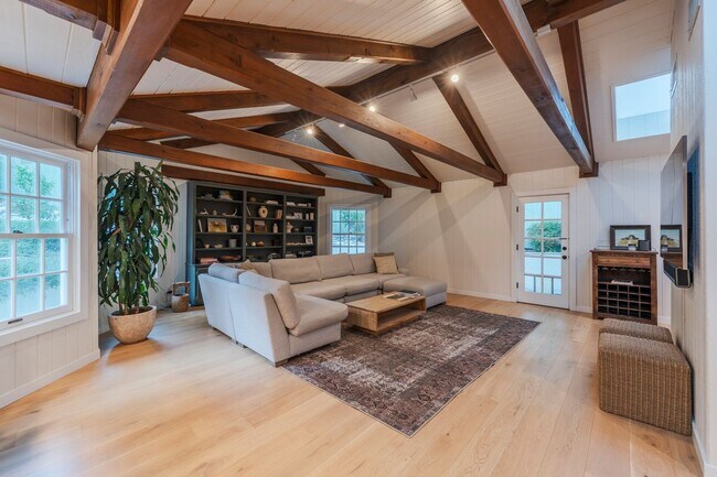 Building Photo - Beautiful Tarzana Rental!