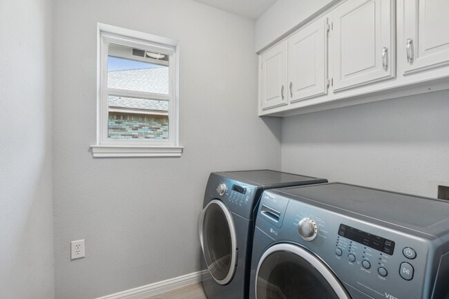 Building Photo - 3334 San Mateo Dr