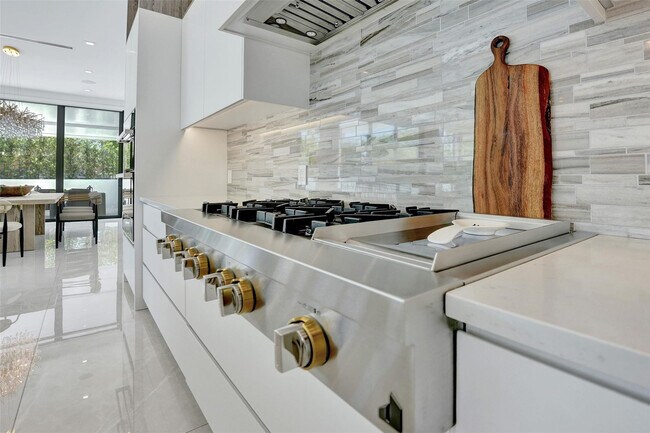 Building Photo - 1111 SE 9th Ave