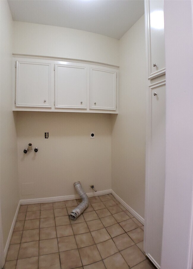 Building Photo - 6607 Tournament Dr