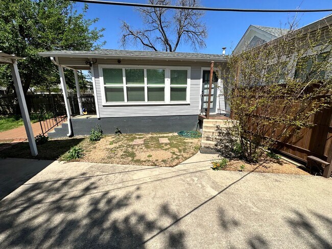 Building Photo - Make this Fairmount Showstopper Home!