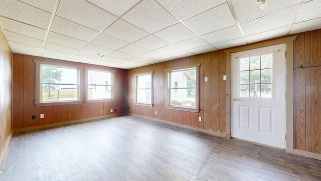 Building Photo - Crestview Schools, large garage & barn on about 2 acres