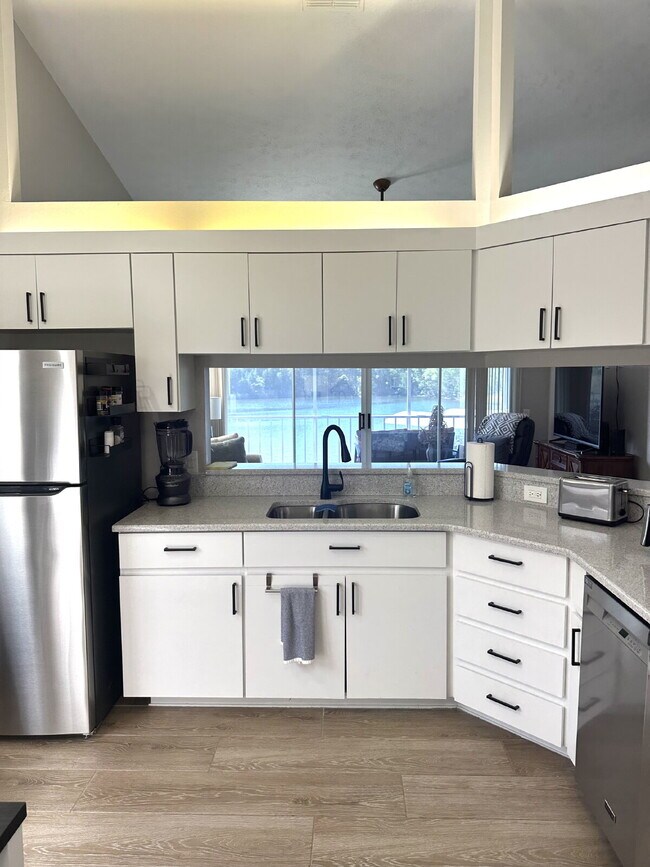 Building Photo - Fully Furnished Waterfront Condo For Rent!