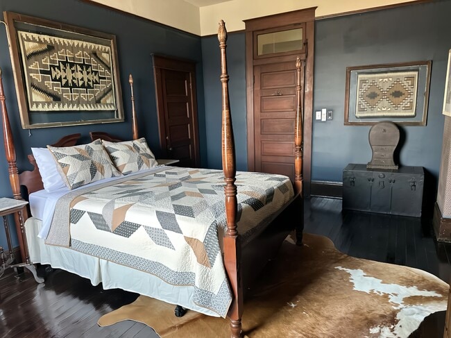 Building Photo - 406 W 1st St