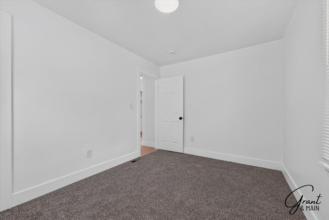 Building Photo - 3 Bedroom - 1 Bath - Warrendale - $1450