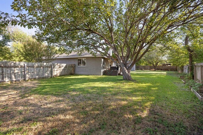Building Photo - 1009 Rolling Green Cir