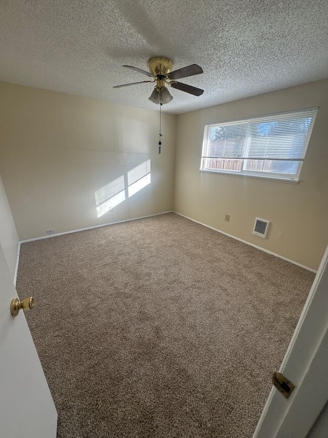 Building Photo - 3 bedroom 1 bathroom