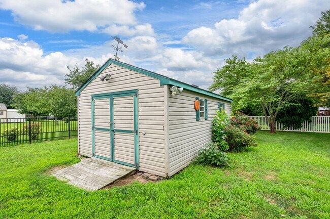 Building Photo - 27723 Crozet Dr