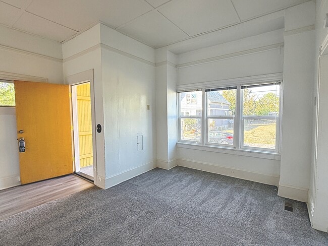 Building Photo - 4612 SE Taylor St