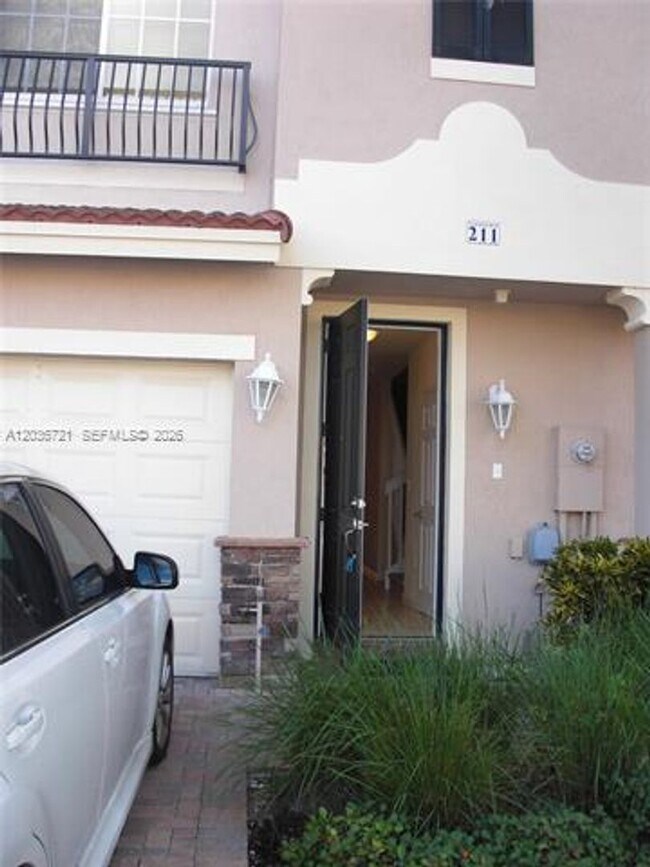 Building Photo - 211 Las Brisas Cir