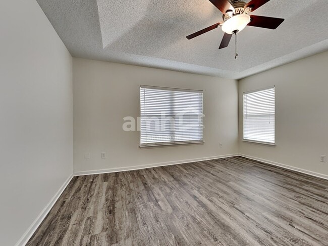 Building Photo - 14249 Fish Eagle Dr E