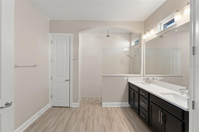 Building Photo - 13833 Behring Ave