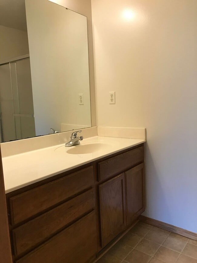 Building Photo - Executive Rental 2 Bedroom 2 Bath 2 Car Ga...