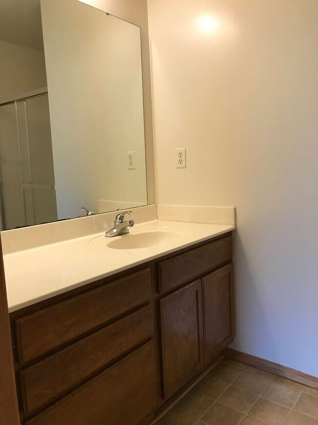 Building Photo - Executive Rental 2 Bedroom 2 Bath 2 Car Garage Duplex