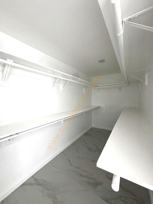 Building Photo - 696 E 9th St