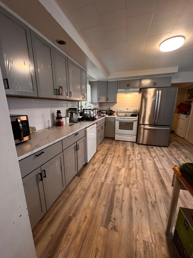 Building Photo - 68 Birch St