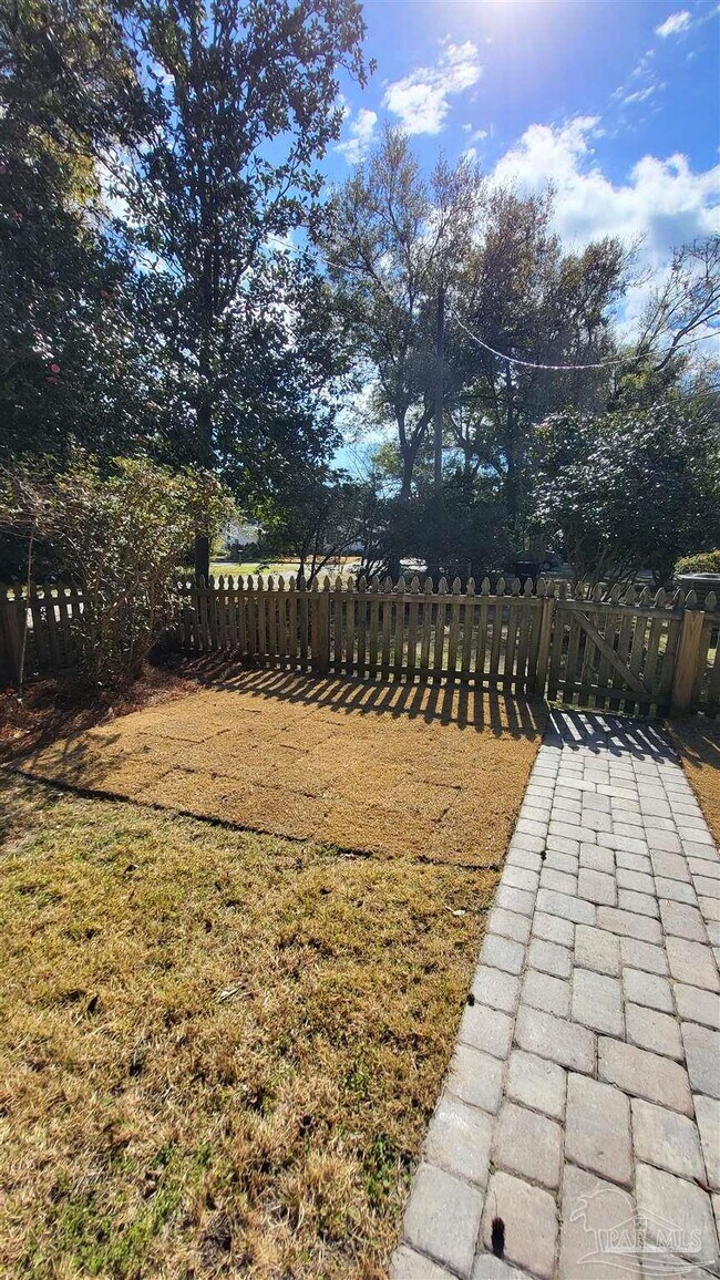 Building Photo - 1800 E Lloyd St