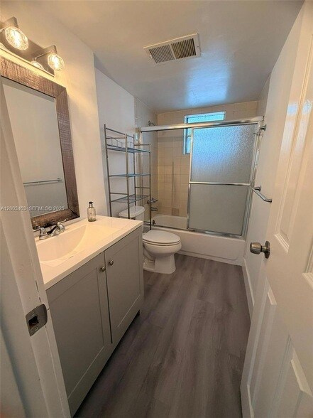 Building Photo - 20111 NE 27th Ct