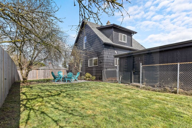 Building Photo - Two-story Old Craftsman House in Tacoma!