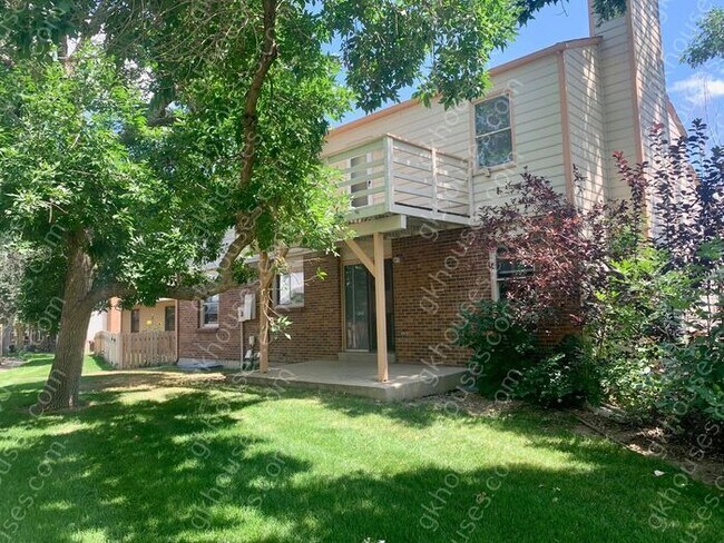 Building Photo - 144 Willow Pl S