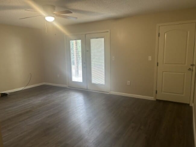 Building Photo - 2/1 Available For Move In Now!