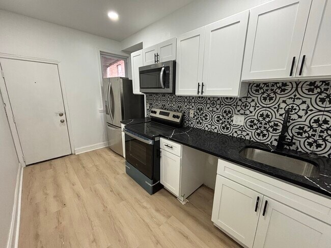 Building Photo - 4 bedrooms plus Den home