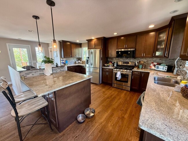 Building Photo - Sprawling 6 BR 4 BA Applewood Paradise - Live in Luxury with this Entertainer's Dream!