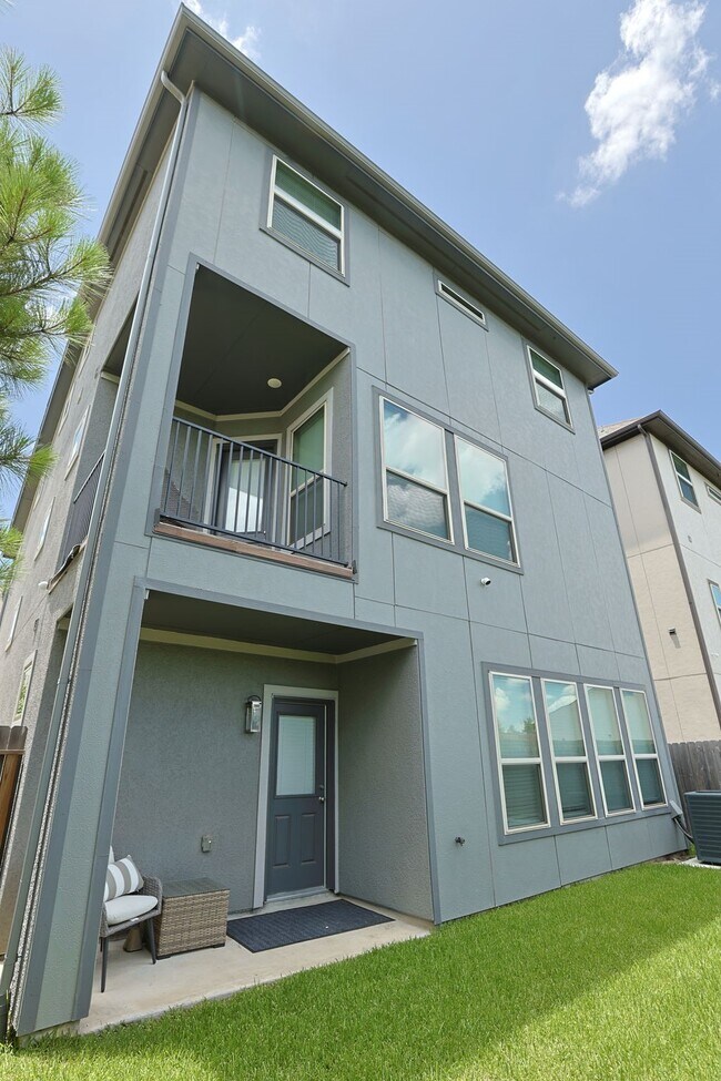 Building Photo - 4004 Centre Meadow Way