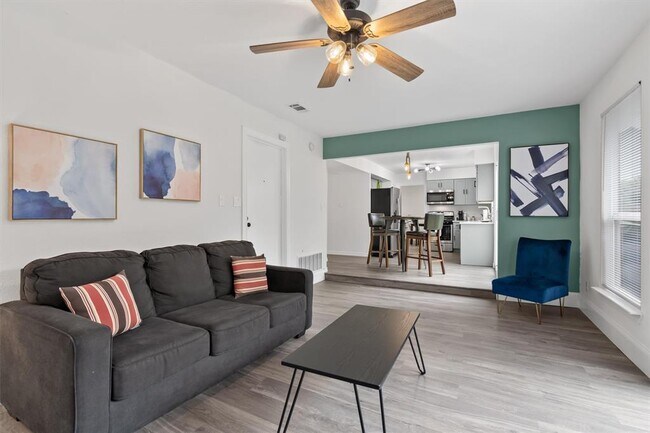 Building Photo - 405 E Logan St