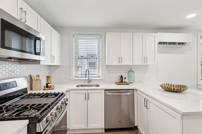 Building Photo - 2333 Haverford Rd