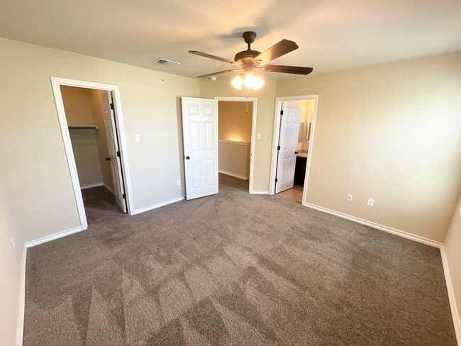Building Photo - Luxury townhome by Retama Park!
