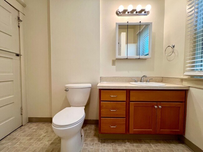 Building Photo - Stunning Vintage 2 Bed 1 Bath in NW 23rd!