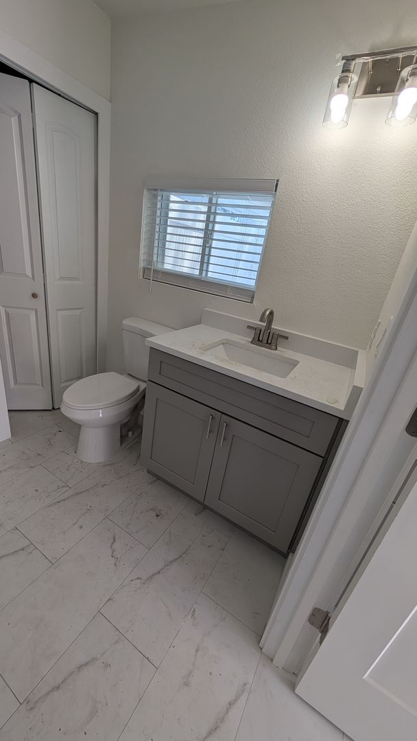 Building Photo - One bedroom one bath Adjacent apartment with private entrance.