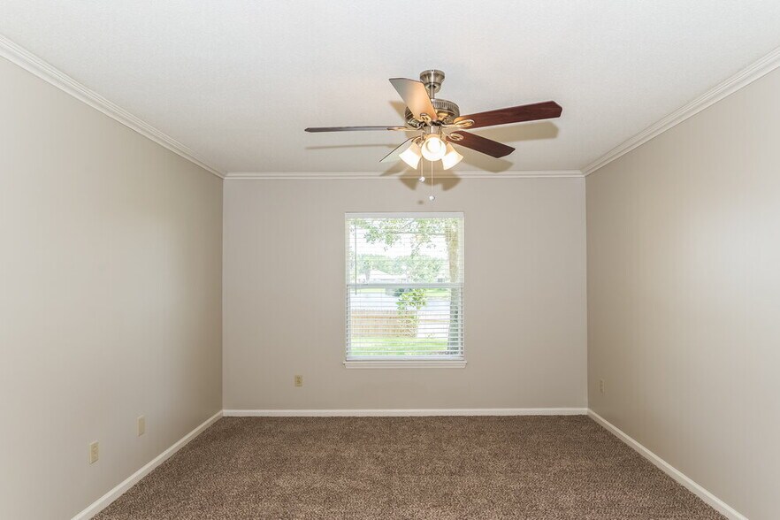 Building Photo - 2077 Willesdon Dr W