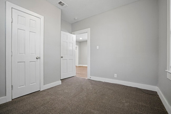 Building Photo - Charming 3 Bedroom Home Near Broadway | Spacious Layout | Prime Sacramento Location