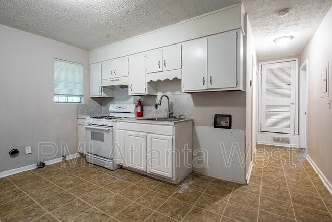 Building Photo - 6480 Raymond Dr