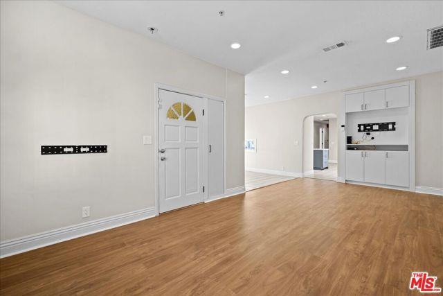 Building Photo - 825 Larrabee St