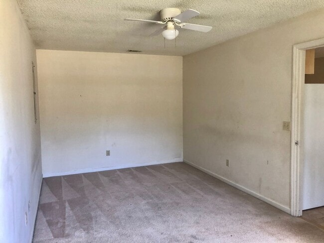 Building Photo - AVAILABLE LATE MARCH 2026! (No Pets)