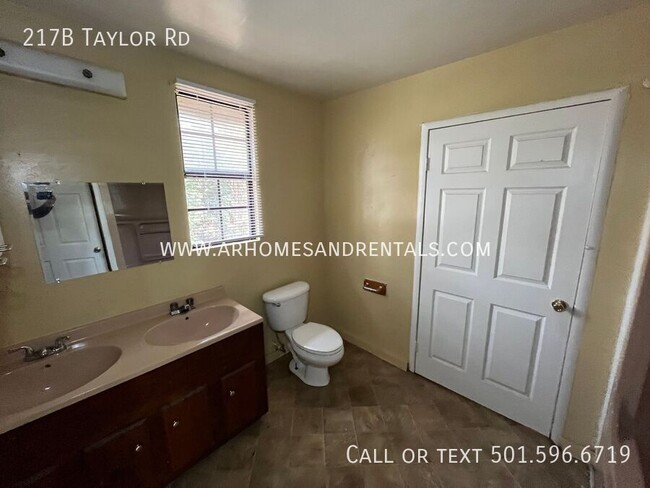 Building Photo - 217B Taylor Rd-
