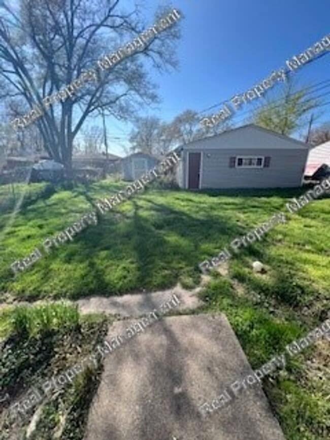 Building Photo - Three bedroom ranch in Hessville