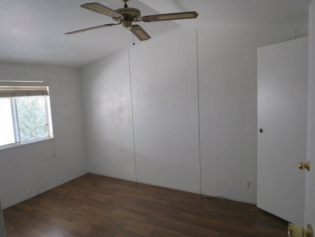 Building Photo - CLEAN 2 BED, 1 BATH IN THE FOOTHILLS!