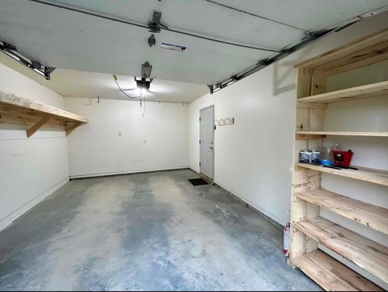 Building Photo - 882 Fuller Rd