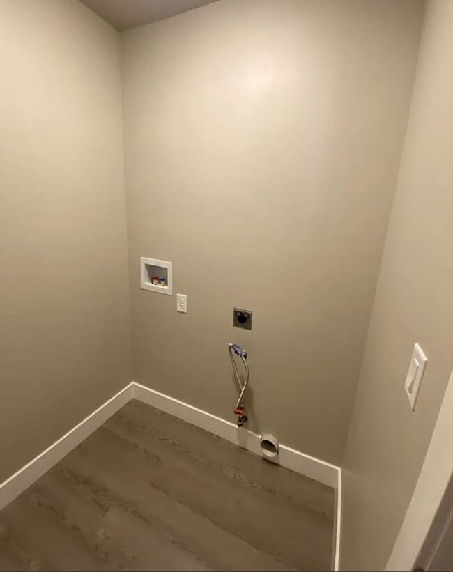 Building Photo - 3 Bedroom End-Unit Townhome in Cedar Bend – Great Cedar City Location