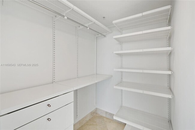 Building Photo - 1800 N Bayshore Dr