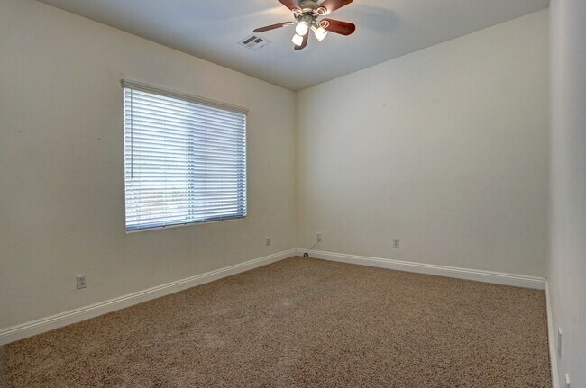Building Photo - Wonderful 4 Bedroom Home!
