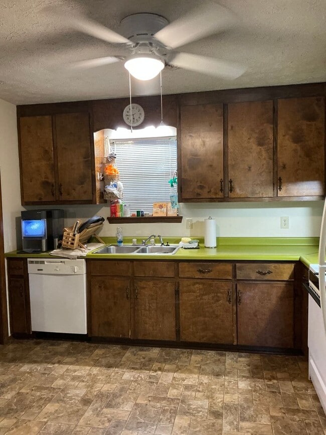 Building Photo - 2 bedroom 1 bath duplex is located off Whi...