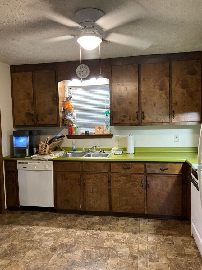 Building Photo - 2 bedroom 1 bath duplex is located off Whitehead Rd!